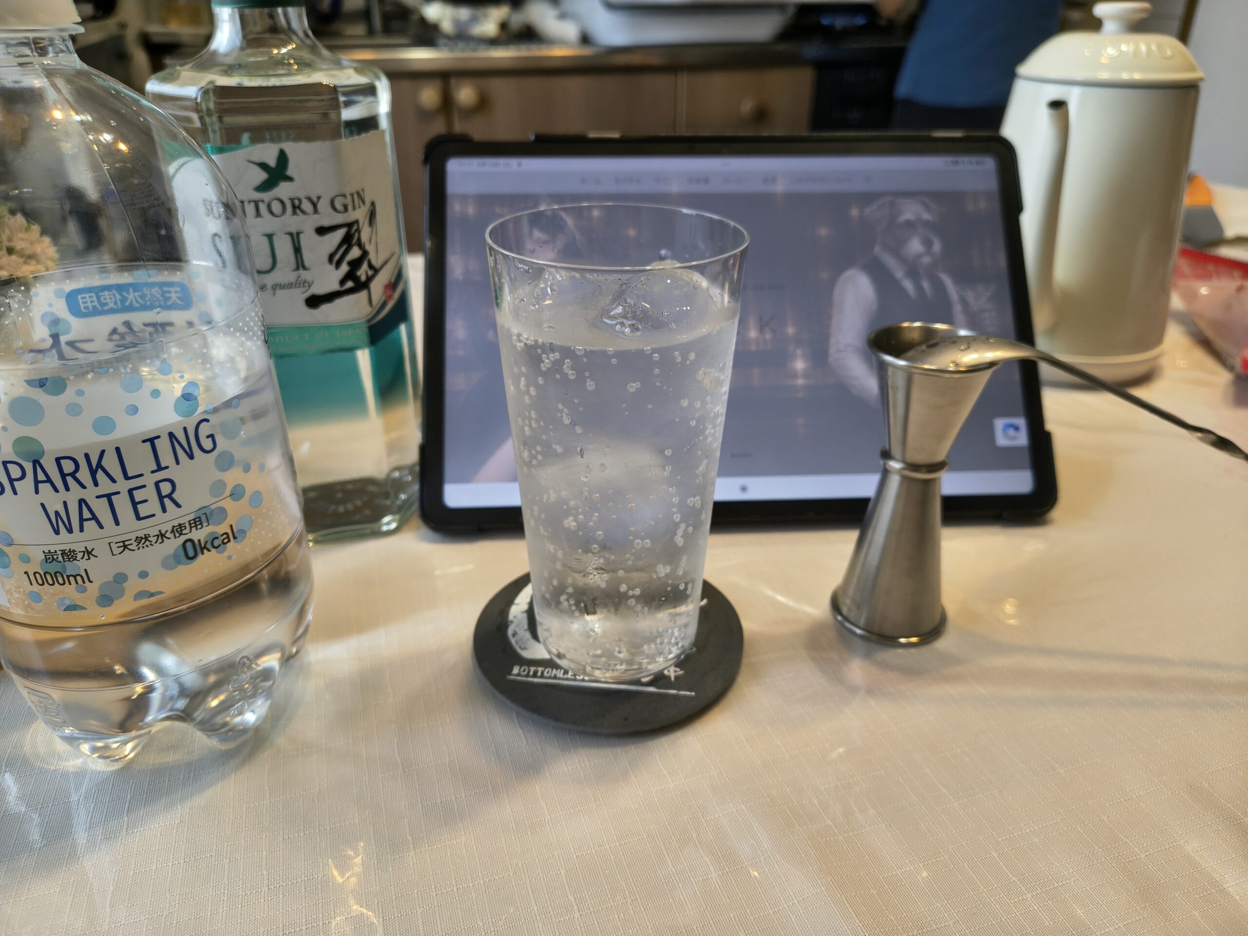 完成した翠ジンソーダ。サントリー〈翠〉を無糖の炭酸水で割り、氷をたっぷり入れた背の高いグラスに注いだ、淡い緑がかった爽やかなロングカクテル（2026.06.13 初調製）