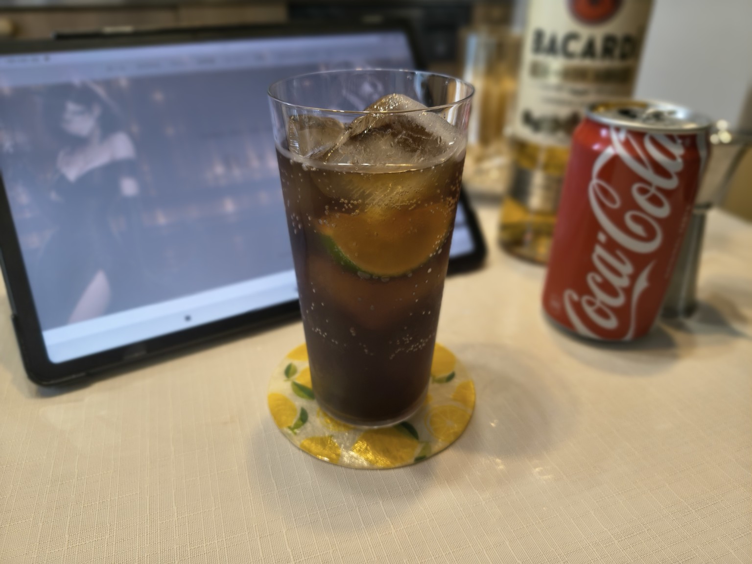 バカルディ ゴールドとコカ・コーラで作った、ライム入りのキューバ・リバー