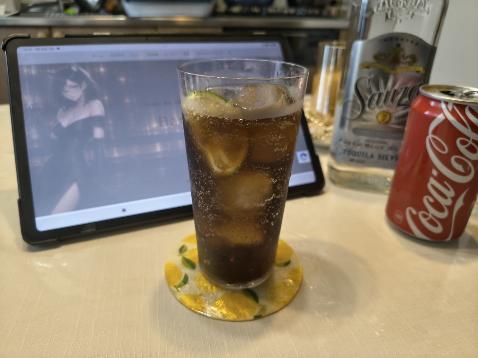 サウザ シルバーとコカ・コーラで作った、ライム入りのメキシコーラ