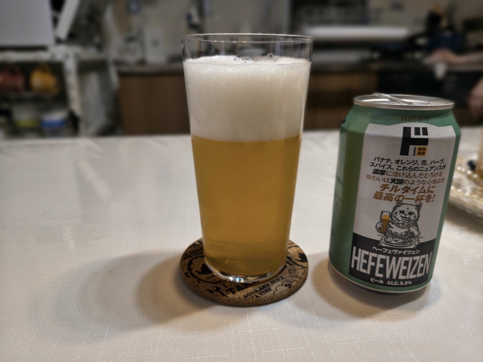 ドンキのHEFEWEIZENを背の高いグラスに注いだ様子