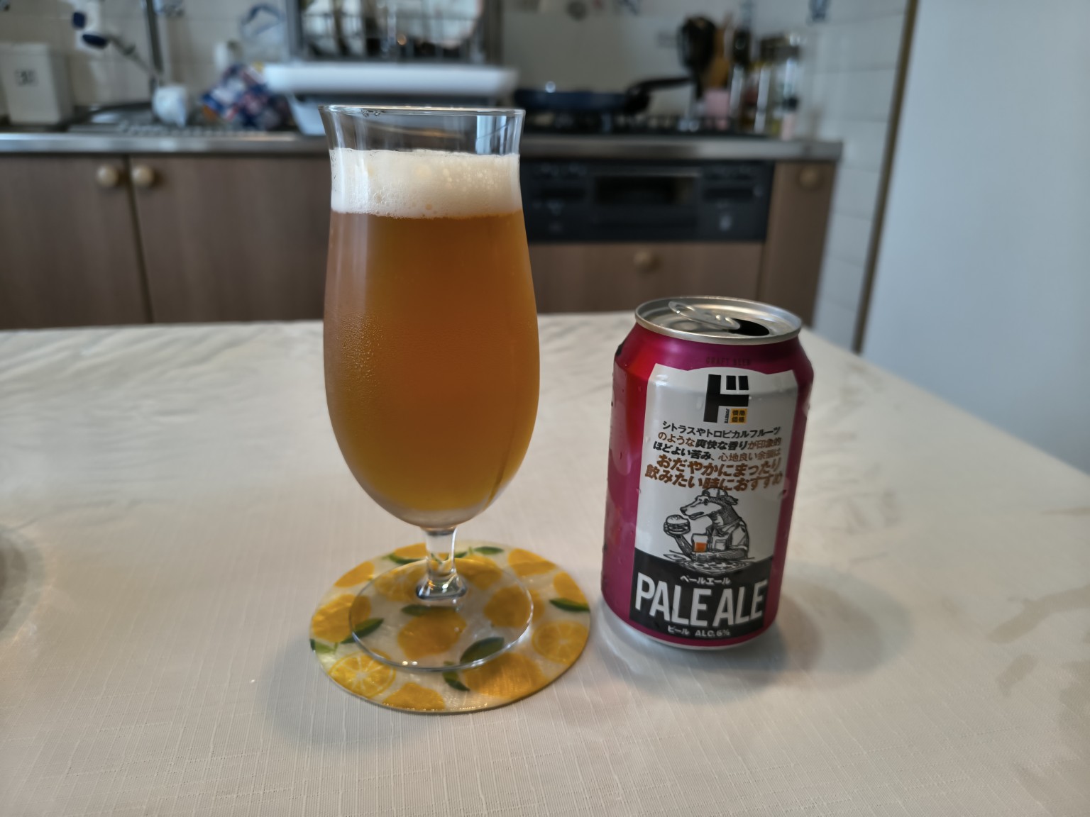 ドンキのPALE ALEを脚付きビールグラスに注いだ様子