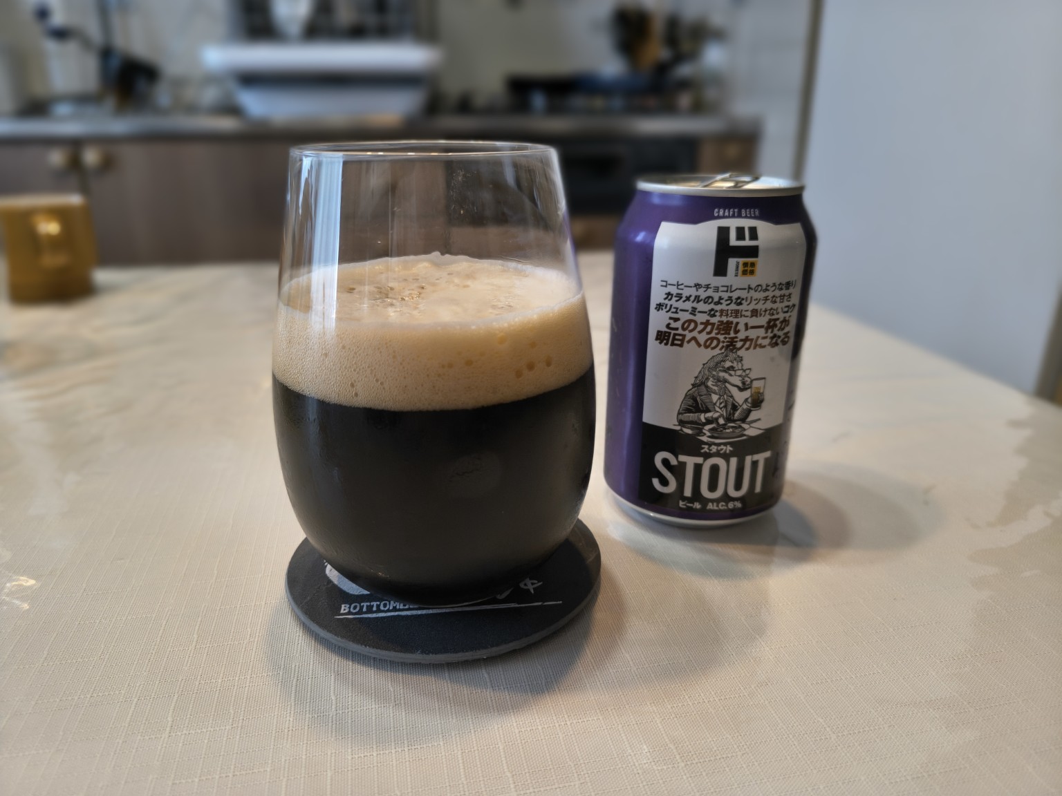ドンキのSTOUTを丸みのあるグラスに注いだ様子
