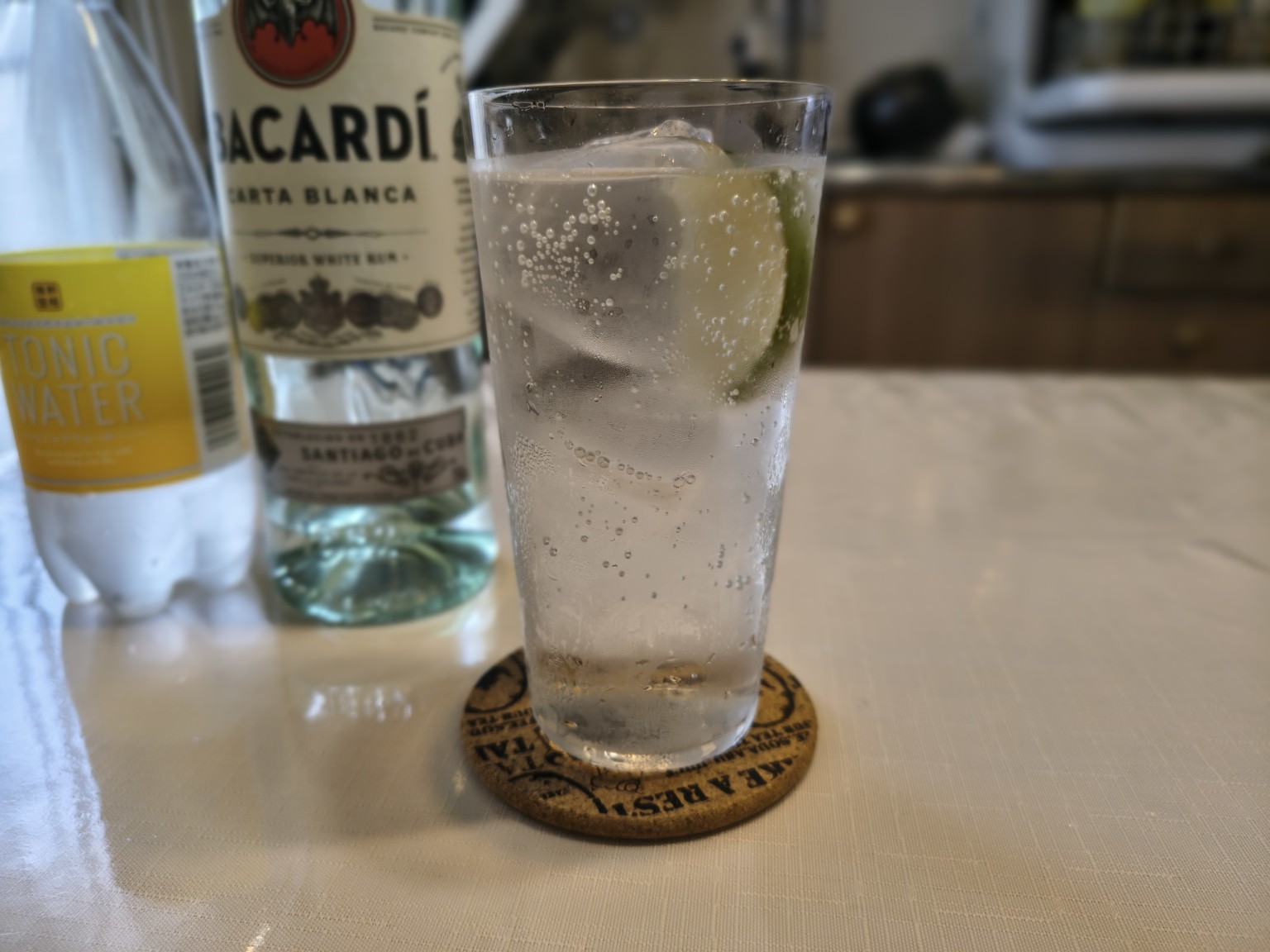 バカルディ カルタ・ブランカで作ったラム・トニック。氷入りのタンブラーにライムを加えた一杯