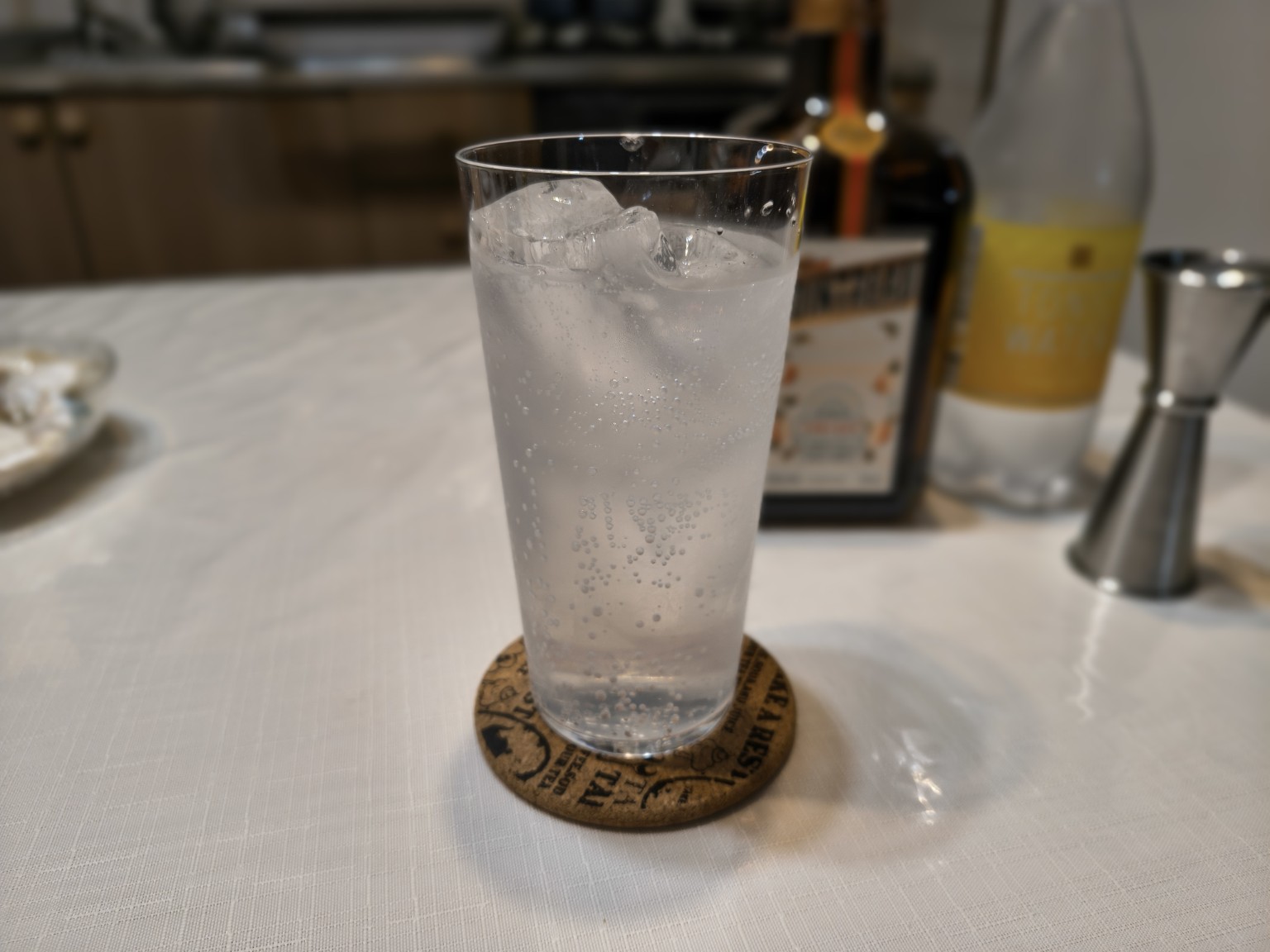 氷を入れた透明感のあるコアントロー・トニック