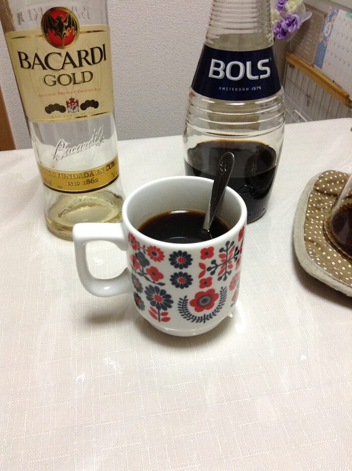 2016年2月18日に調製したホット・パイパー。花柄のマグ・カップにコーヒーが入っている。